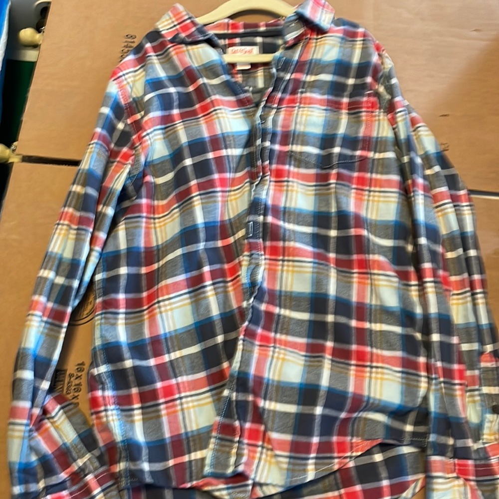 Kids button down long sleeve shirt, sleeves wrinkled, great condition, size L
